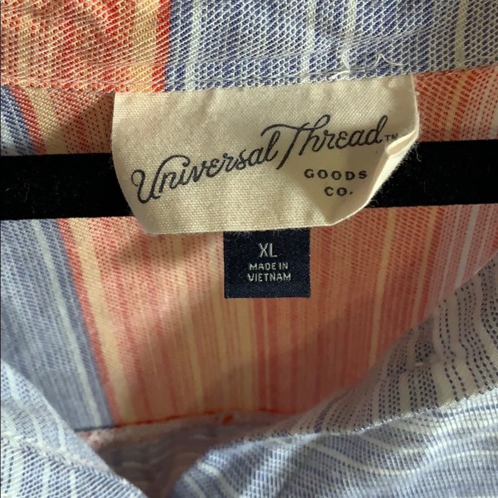 Universal thread button down top - Picture 2 of 3